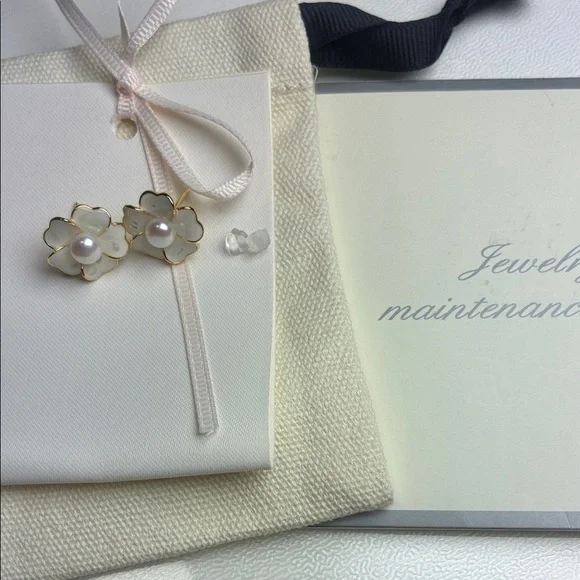 Elegant White and Gold Flower Earrings - Picture 6 of 7